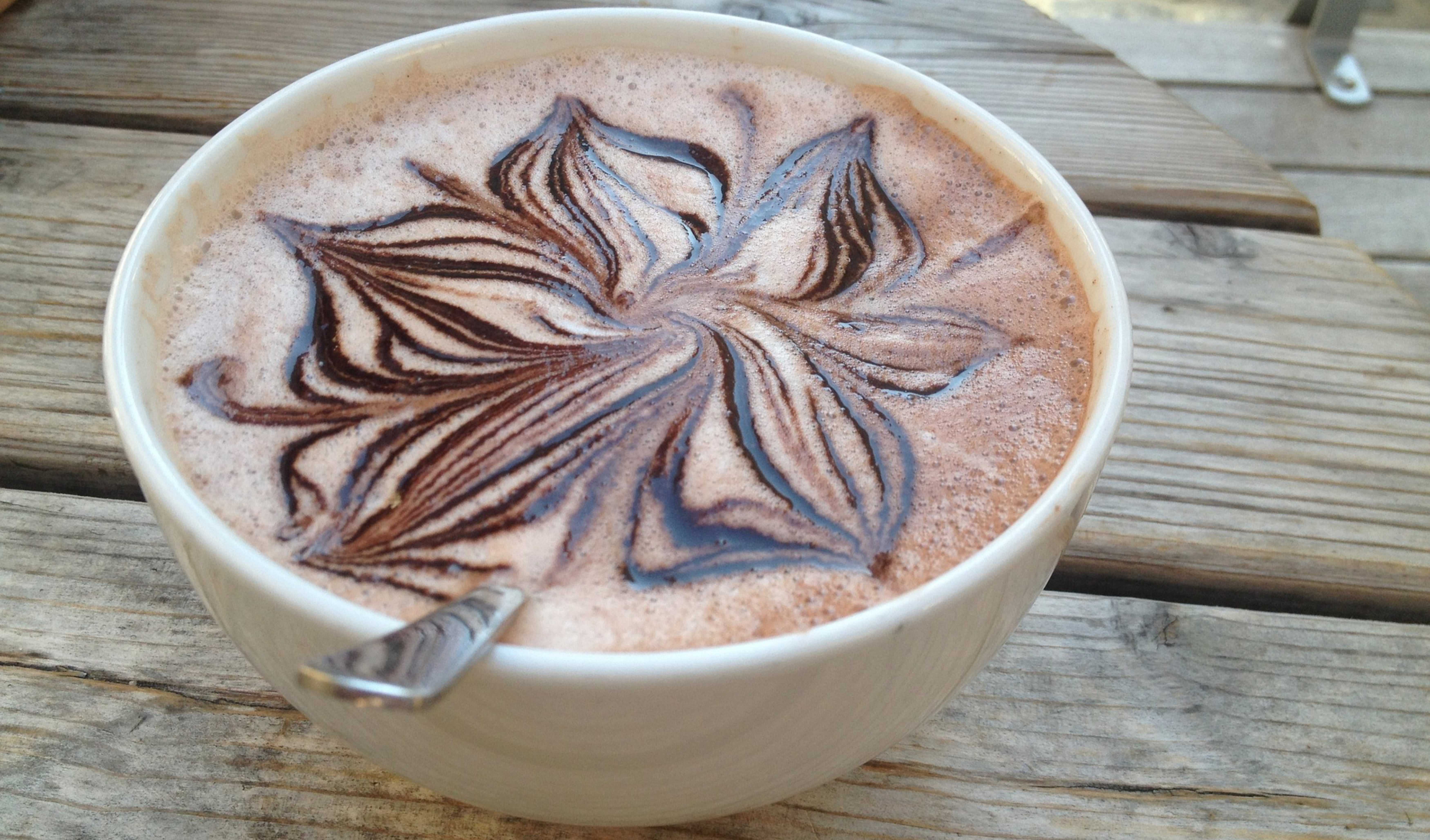 Koffie met artistieke vorm in de koffie