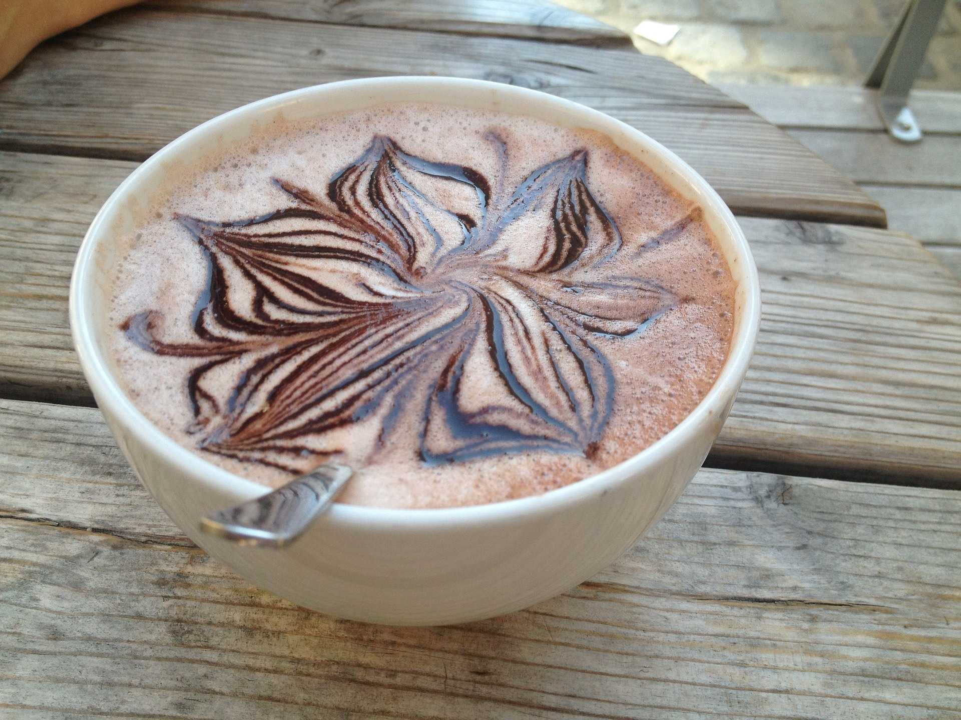 Koffie met artistieke vorm in de koffie